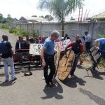 Les policiers libèrent le passage