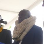 Bavi engoncé dans des colliers de fleurs