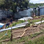Koungou destructions bangas piquets et toles à terre