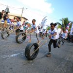 Départ des filles sur les chapeaux de… pneus
