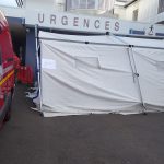 A l’extérieur, une tente accueille les patients qui peuvent ensuite être dirigés vers le second sas